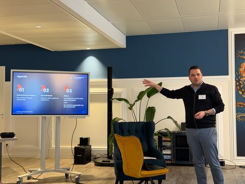 Jens Heil spricht beim StrategieCamp 2025 über den Faktor Mensch in der Strategiearbeit und die Umsetzung von Unternehmensstrategien.