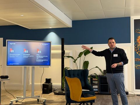 Jens Heil spricht beim StrategieCamp 2025 über den Faktor Mensch in der Strategiearbeit und die Umsetzung von Unternehmensstrategien.